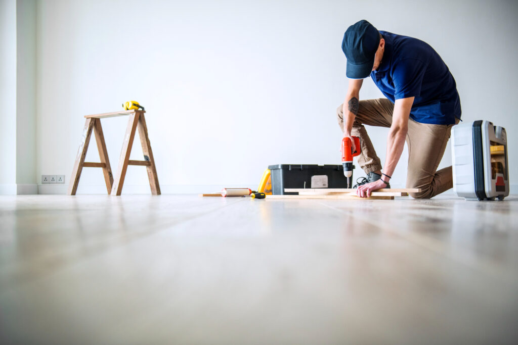 Constructor arreglando pisos