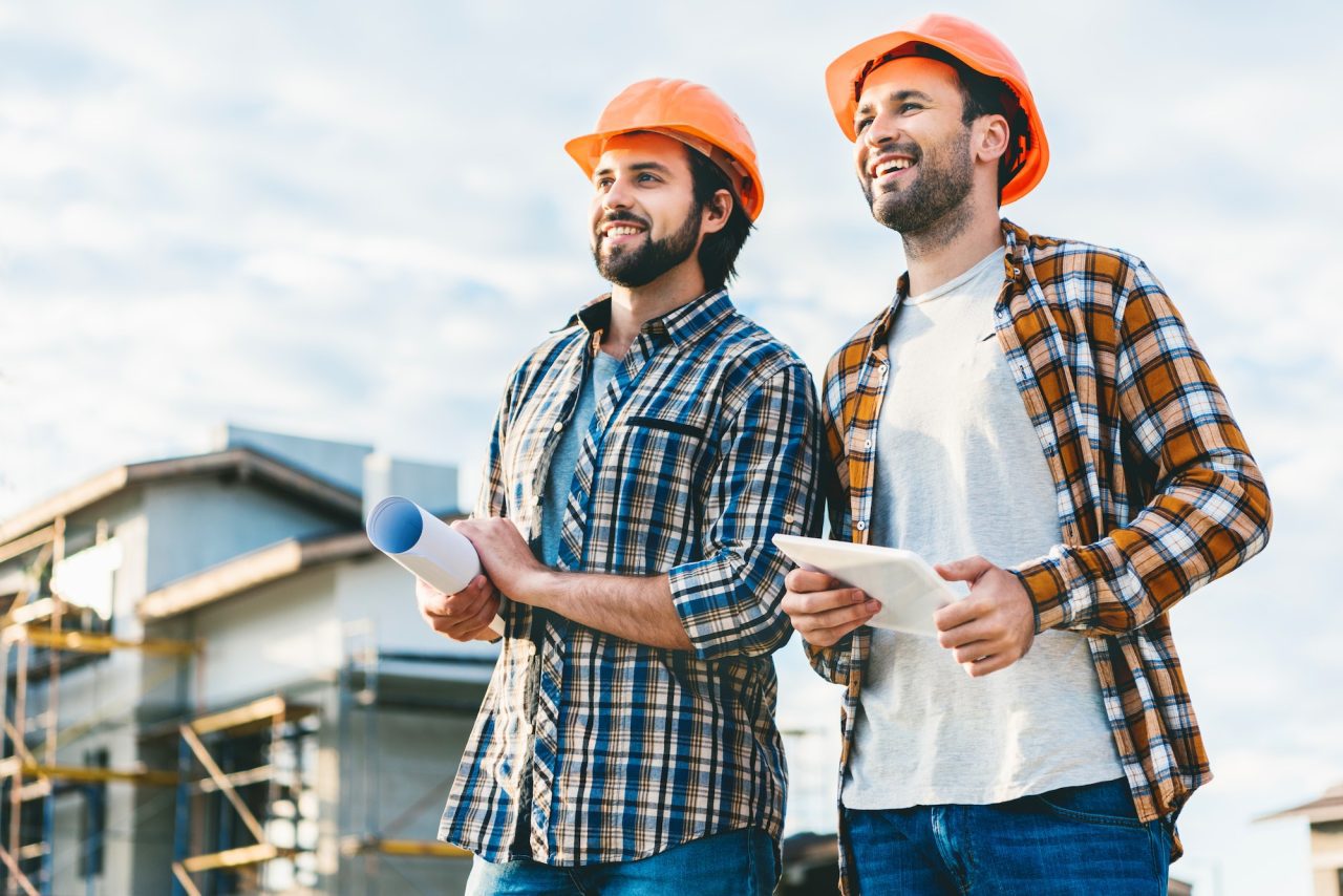 Arquitectos visualizando obra