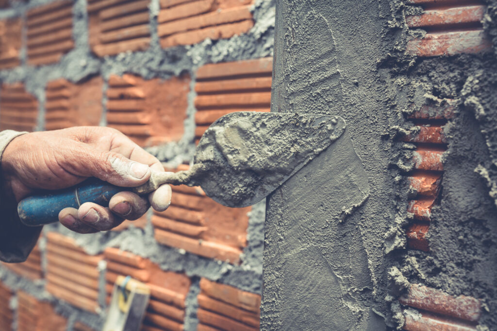 Constructor levantando pared